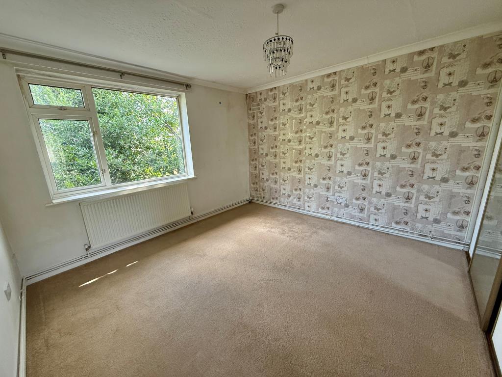 Lot: 183 - TWO-BEDROOM FLAT FOR REFURBISHMENT - Bedroom one